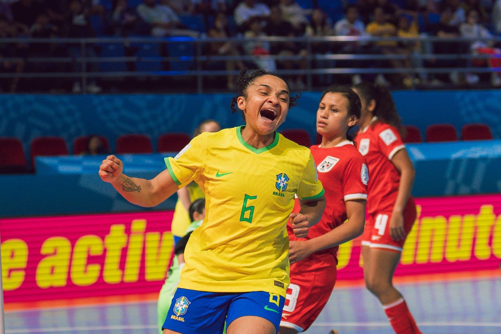 Jogadora do Brasil comemorando gol na Copa do Mundo de Futsal Feminino (foto: Fabio Souza/CBF)