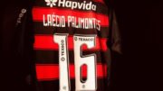 Camisa de Samuel Lino no Flamengo teve o nome de Laécio Palimontes (foto: Divulgação)