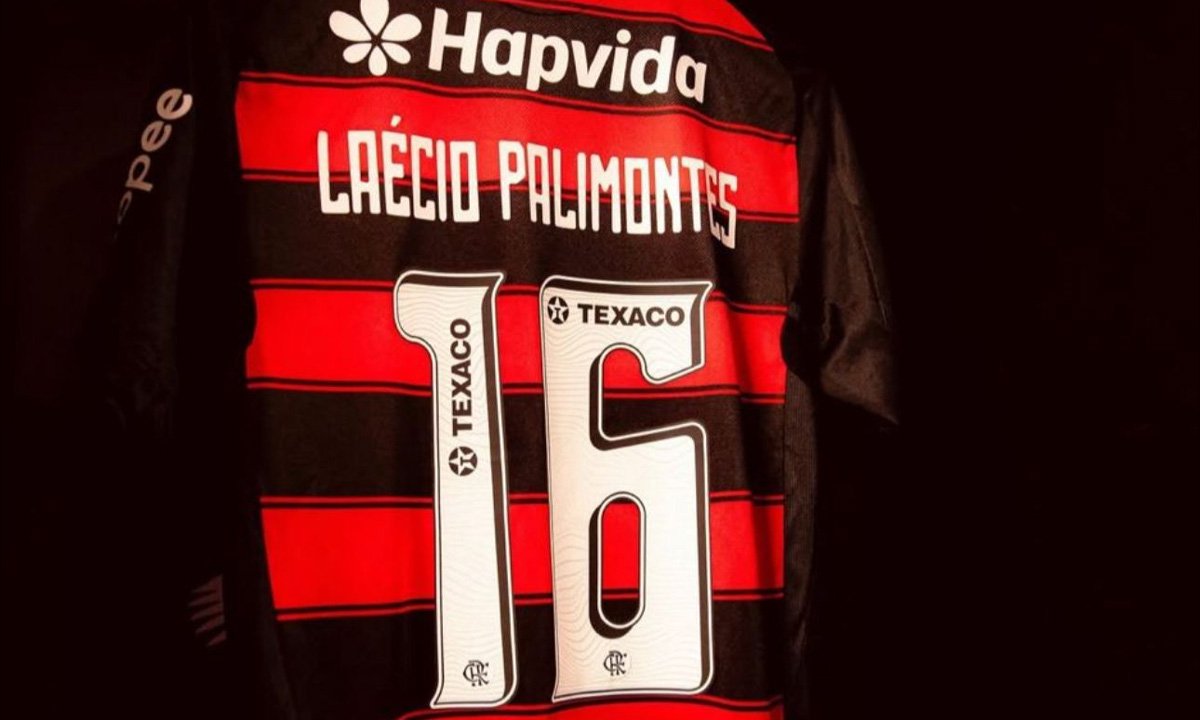 Camisa de Samuel Lino no Flamengo teve o nome de Laécio Palimontes (foto: Divulgação)