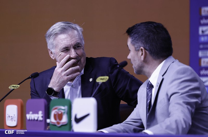 Carlo Ancelotti e Rodrigo Caetano em convocação da Seleção Brasileira (foto: @rafaelribeirorio/CBF)