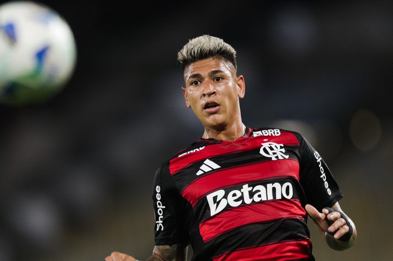 Jorge Carrascal em partida pelo Flamengo (foto: Gilvan de Souza/Flamengo)