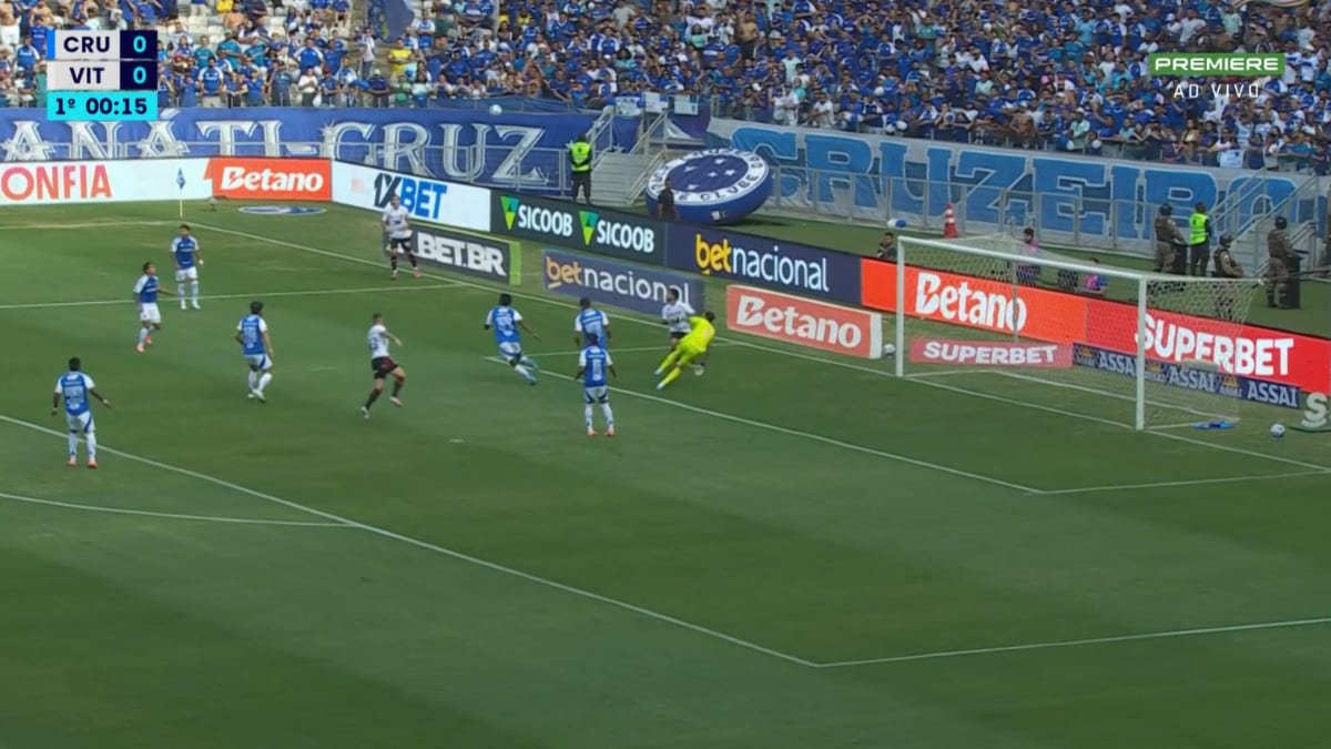 Cássio defende chute de Matheuzinho aos 15 segundos do primeiro tempo de Cruzeiro x Vitória (foto: Reprodução/Premiere)