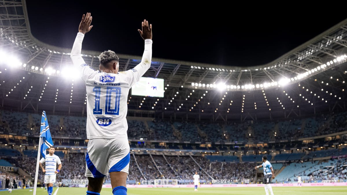 Matheus Pereira, meio-campista do Cruzeiro, em cobrança de escanteio (foto: Lucas Bubols/Cruzeiro)