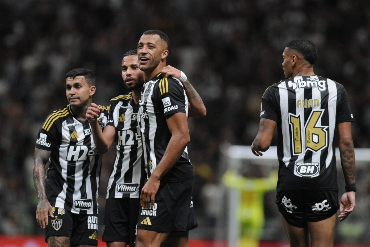 Jogadores do Atlético comemoram gol contra o Fortaleza (foto: Alexandre Guzanshe/EM/DA.Press)