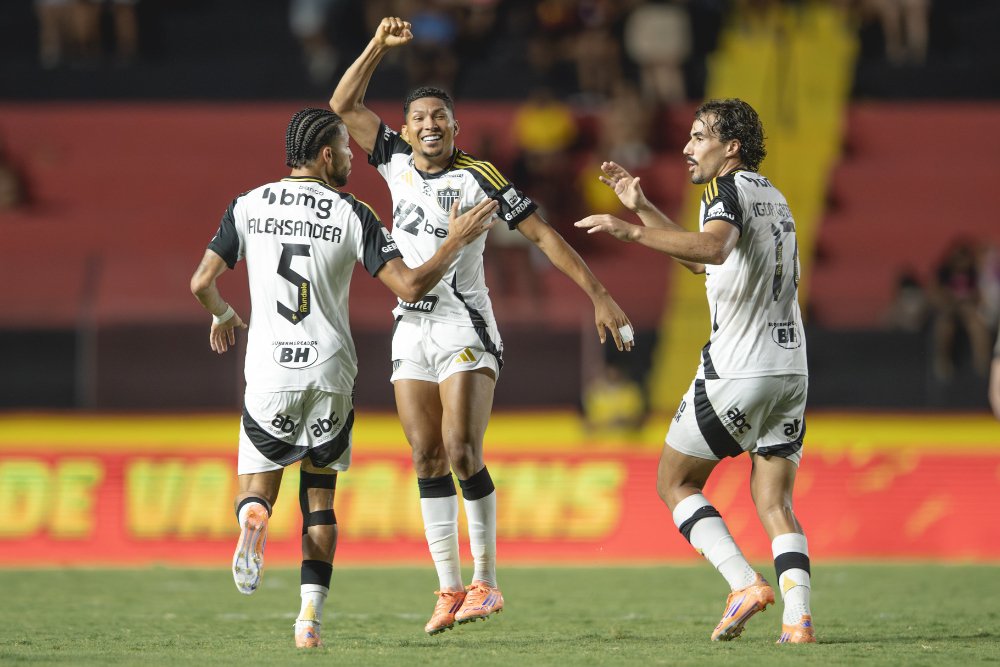 Jogadores do Atlético comemoram gol diante do Sport (foto: Pedro Souza/Atlético)