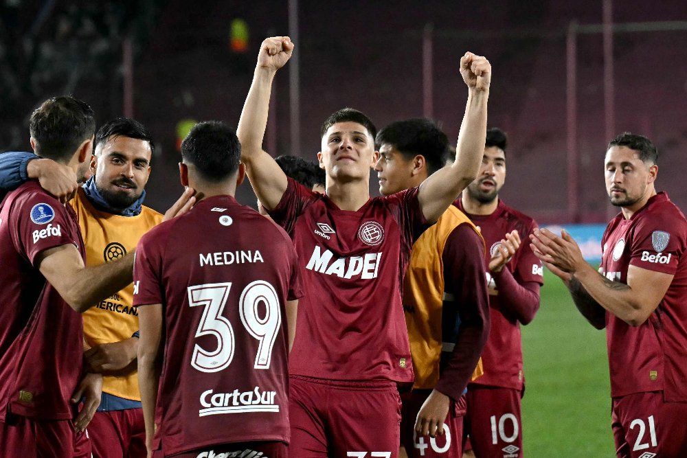 Thomas De Martis, ao centro, é a maior promessa do Lanús (foto: Luis ROBAYO / AFP)