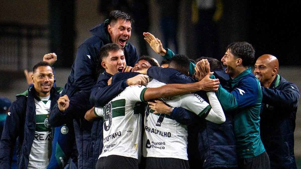 Jogadores do Coritiba se abraçam em comemoração de gol (foto: JP Pacheco/Coritiba)