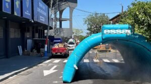 Corredor umificado instaldo em uma das vias de acesso ao Estádio Defensores del Chaco - Crédito: 