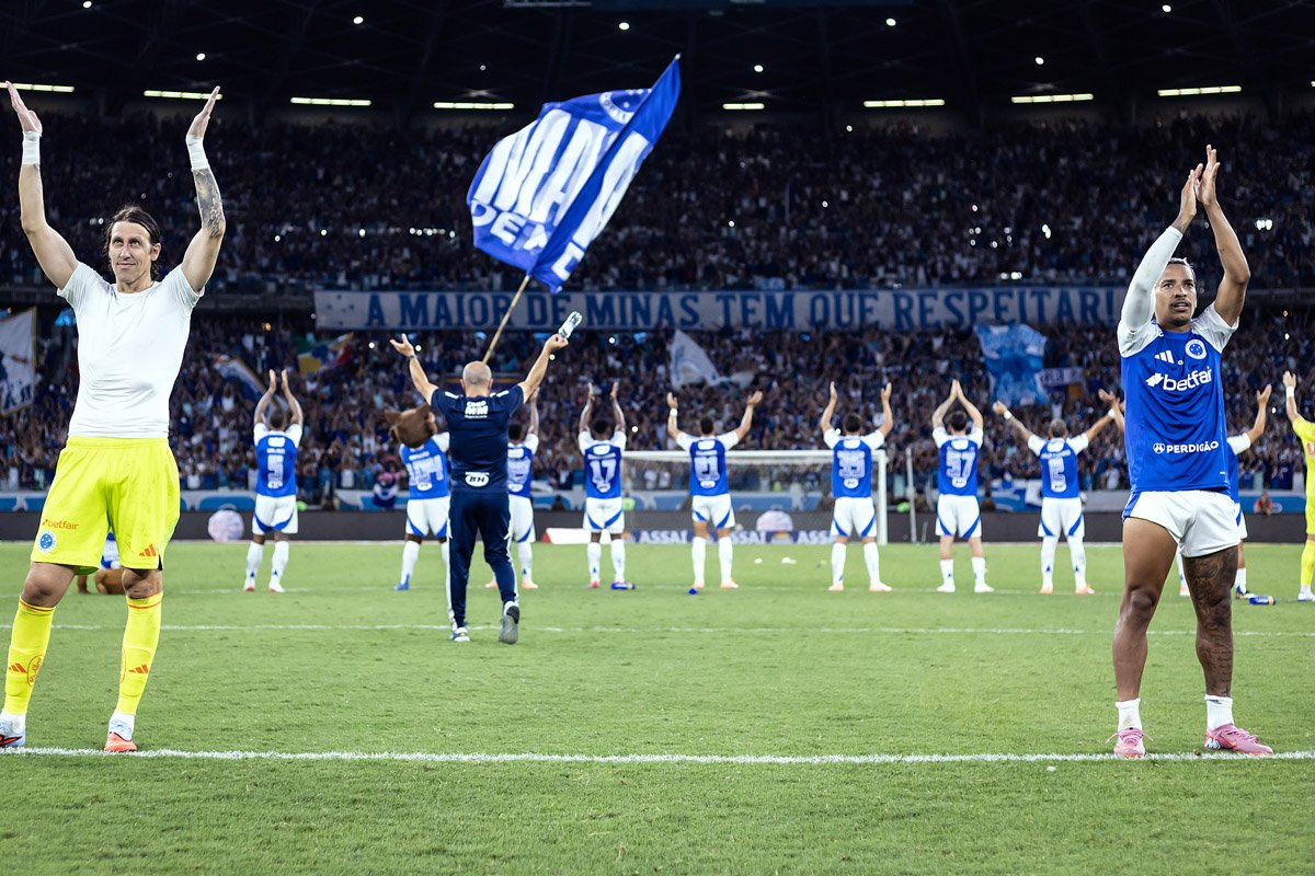 Cruzeiro comemora triunfo sobre o Vitória no Mineirão (foto: Gustavo Aleixo/Cruzeiro)
