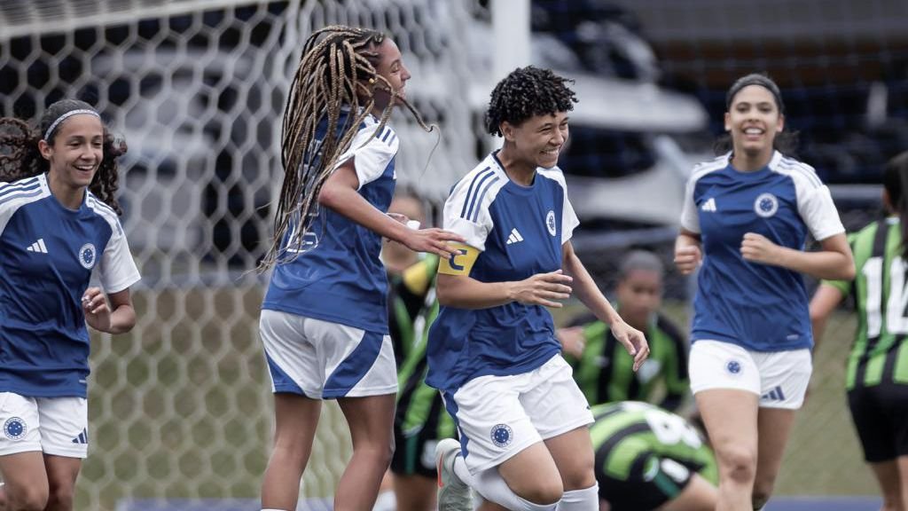 Jogadoras do Cruzeiro Sub-17 comemorando gol celeste contra o América no Campeonato Mineiro Feminino (foto: Tiago Trindade/FMF)