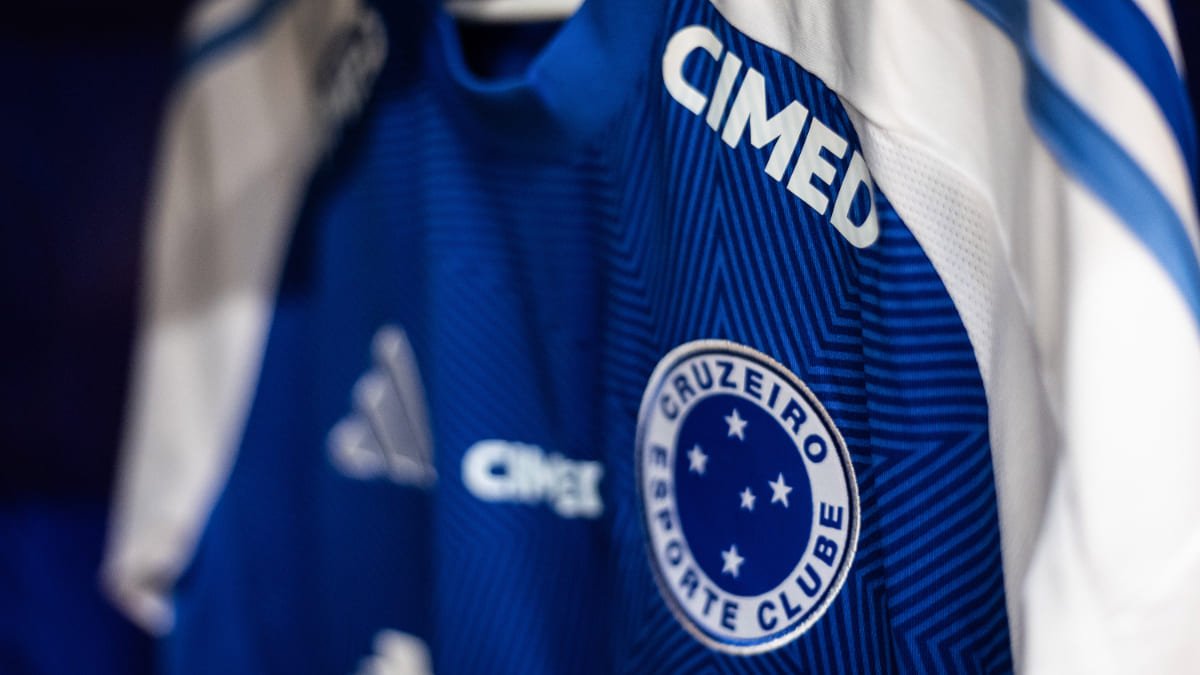 Uniforme do Cruzeiro expõe logo da Cimed nas omoplatas (foto: Gustavo Aleixo/Cruzeiro)