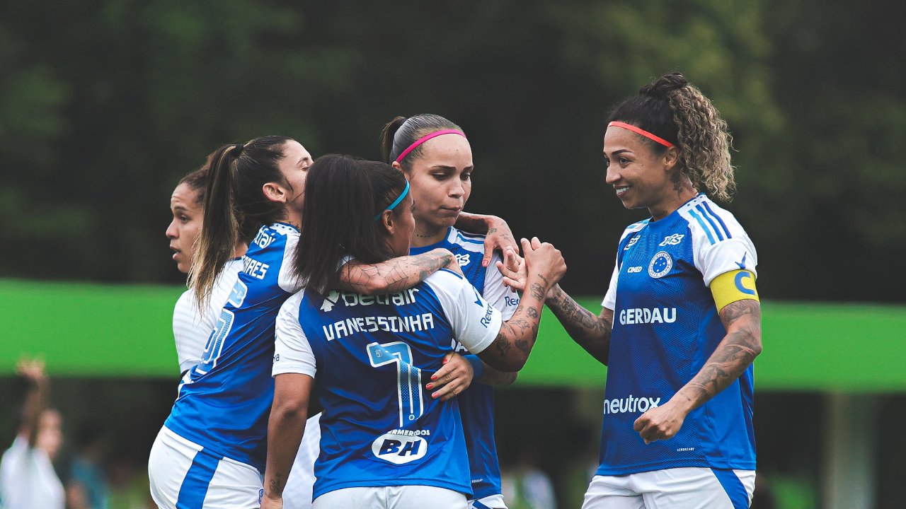 Elenco feminino do Cruzeiro celebrando gol (foto: Gustavo Martins/Cruzeiro)