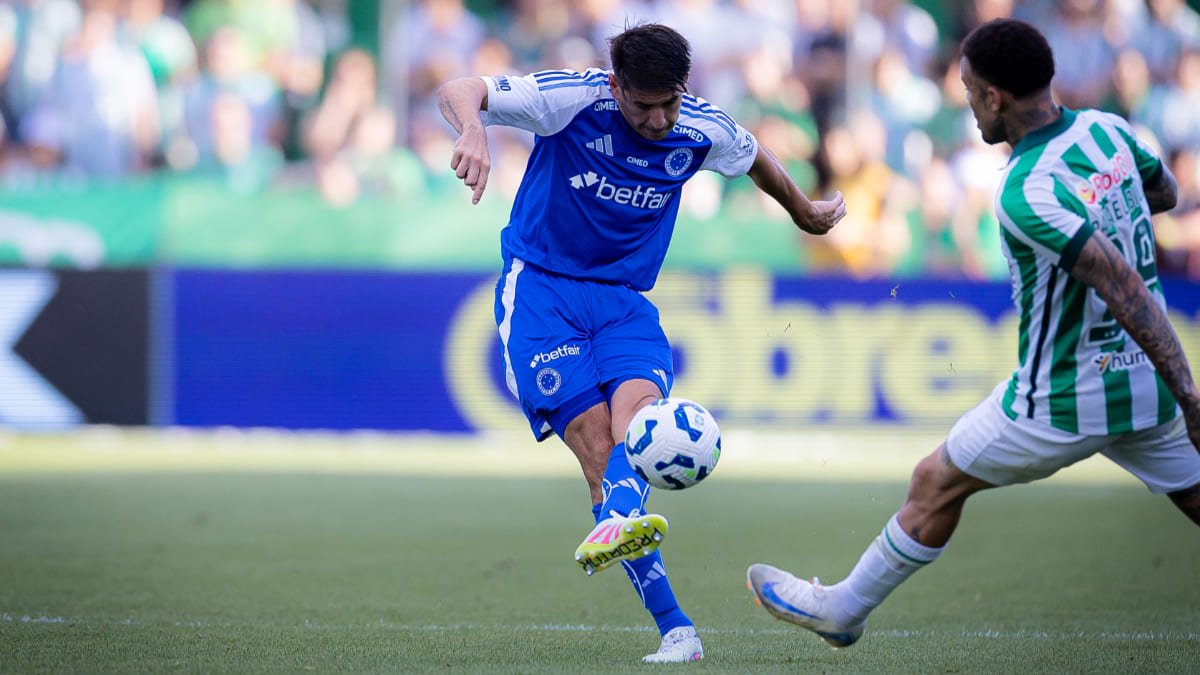 Lucas Villalba, zagueiro do Cruzeiro, em duelo com o Juventude (foto: Lucas Bubols/Cruzeiro)