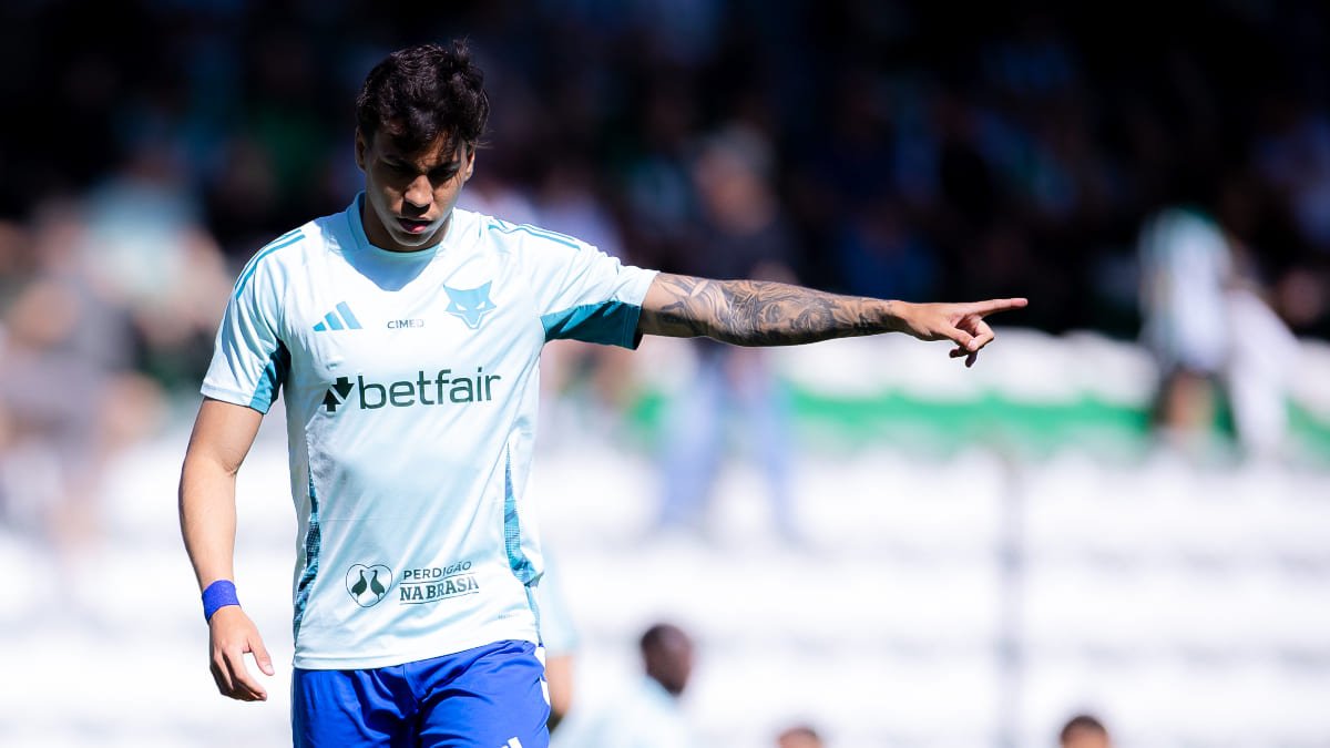 Kaio Jorge, atacante do Cruzeiro, no gramado do Alfredo Jaconi, em Caxias do Sul (foto: Lucas Bubols/Cruzeiro)