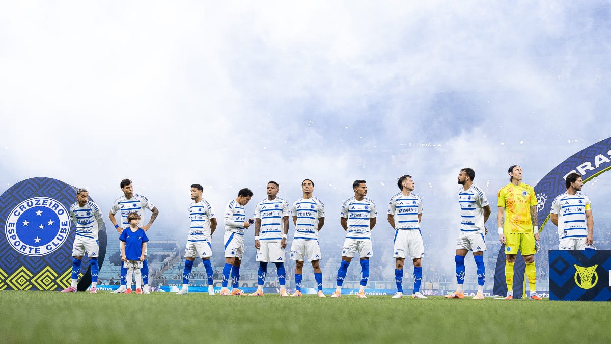 Jogadores do Cruzeiro perfilados para a execução do hino nacional antes do duelo com o Grêmio (foto: Lucas Bubols/Cruzeiro)