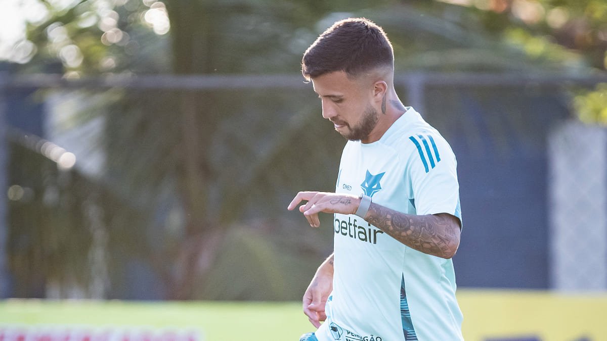 Matheus Henrique, volante do Cruzeiro, em campo na Toca da Raposa 2, em Belo Horizonte (foto: Gustavo Aleixo/Cruzeiro)