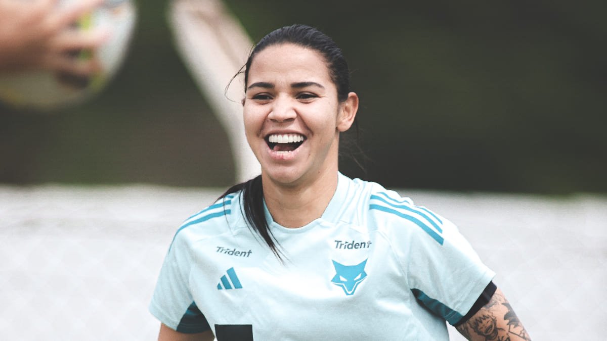 A volante Lorena Bedoya é titular no esquema do técnico Jonas Urias (foto: Gustavo Martins/Cruzeiro)