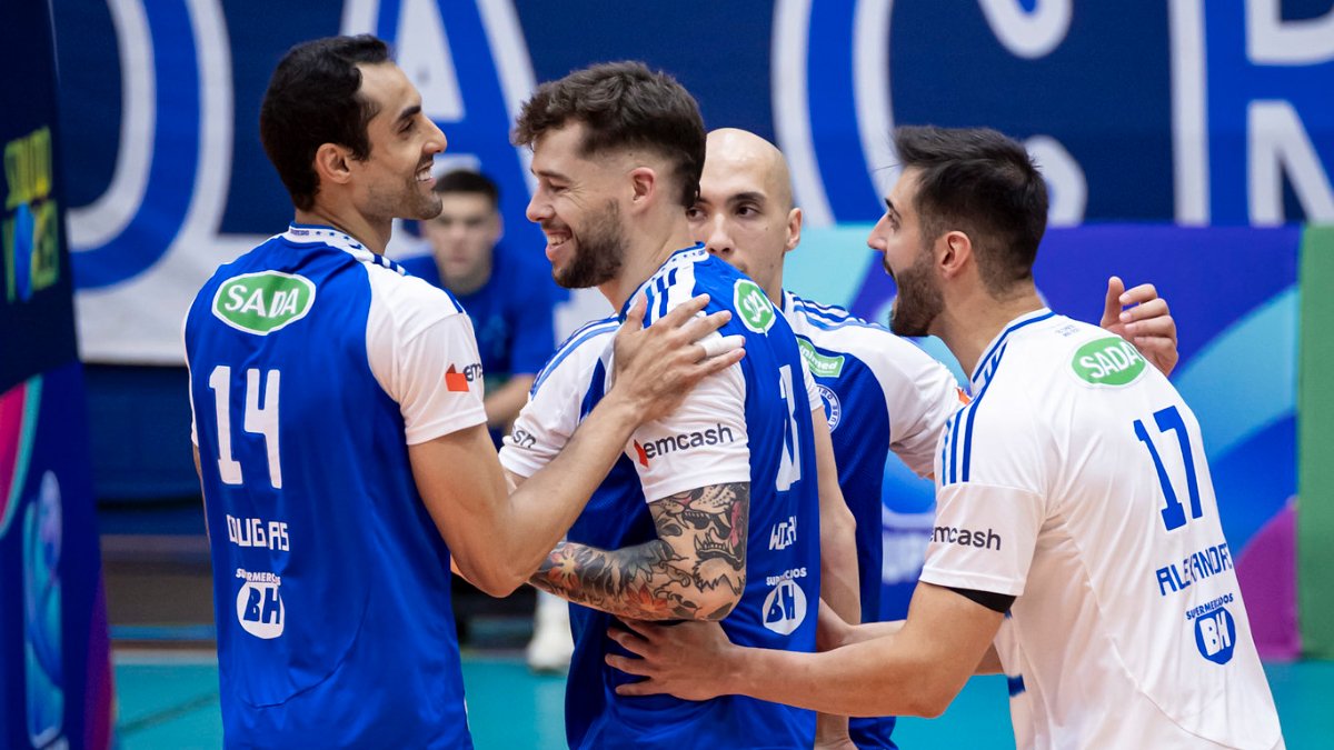 Cruzeiro comemora ponto contra o Suzano na Superlgia Masculina de Vôlei (foto: Agência i7/Cruzeiro)