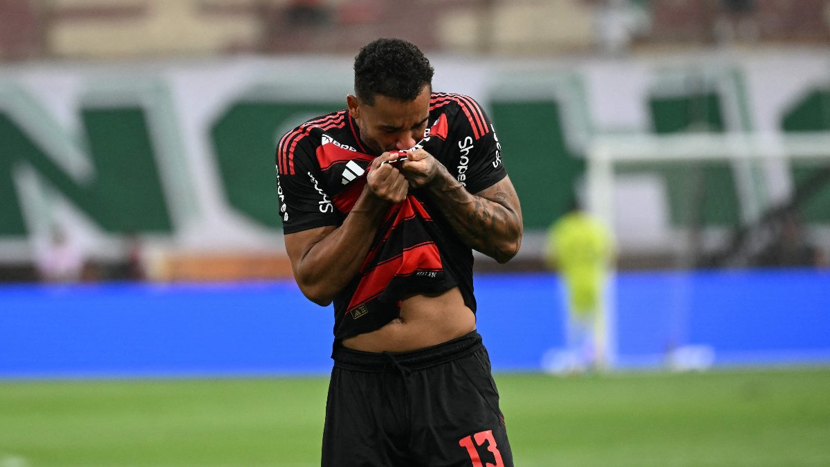 Danilo beija o escudo do Flamengo em comemoração de gol na final da Libertadores (foto: LUIS ACOSTA/AFP - 29/11/2025)