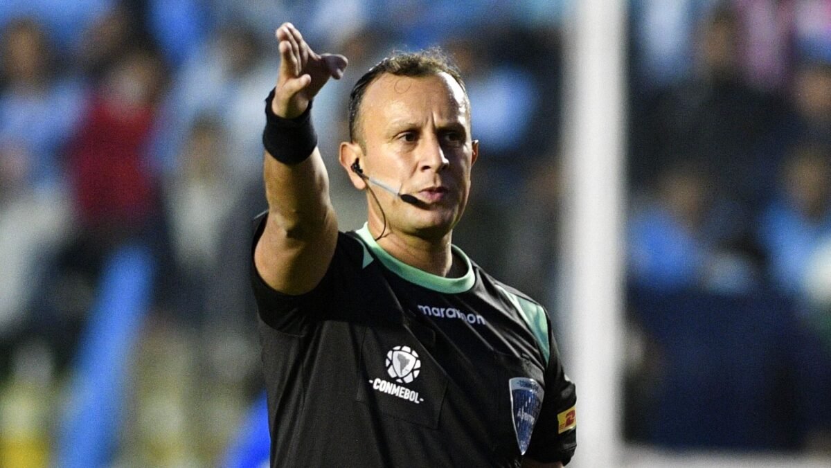 Darío Herrera, árbitro argentino (foto: Aizar Raldes/AFP)