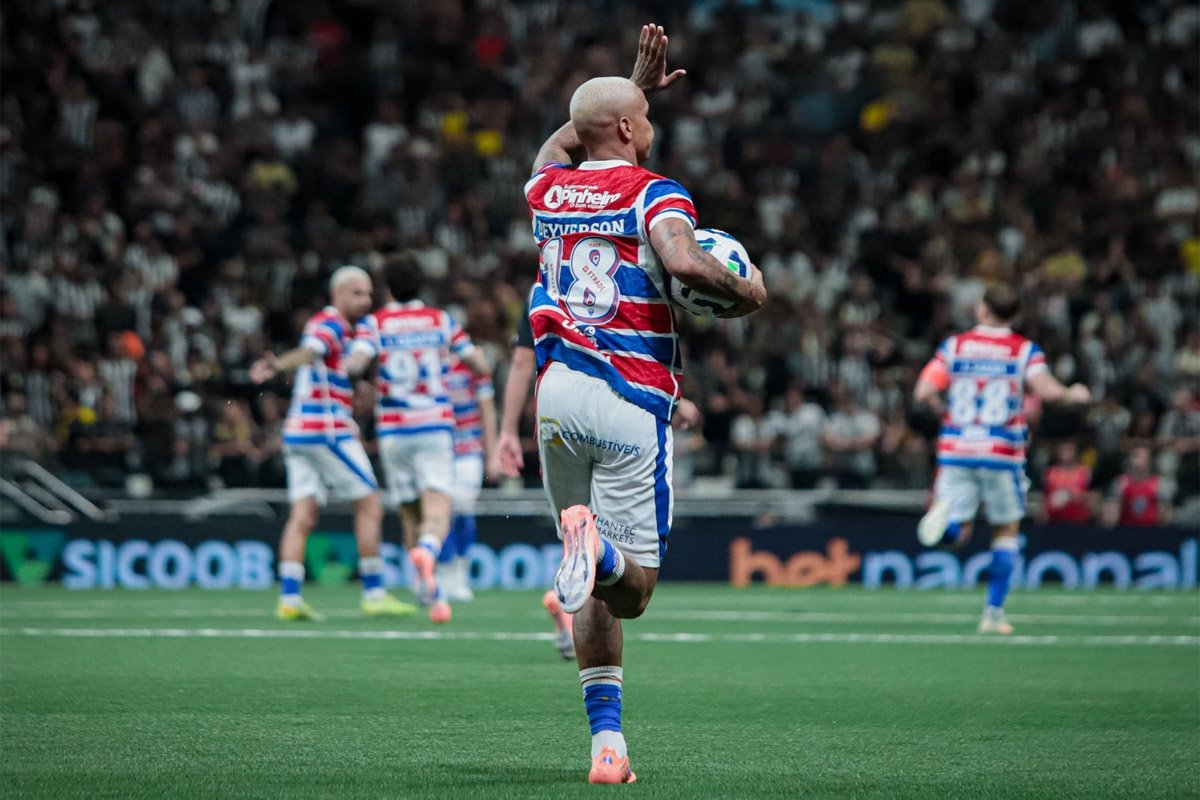 Deyverson comemora gol pelo Fortaleza em jogo contra o Atlético, na Arena MRV (foto: Divulgação/Fortaleza)