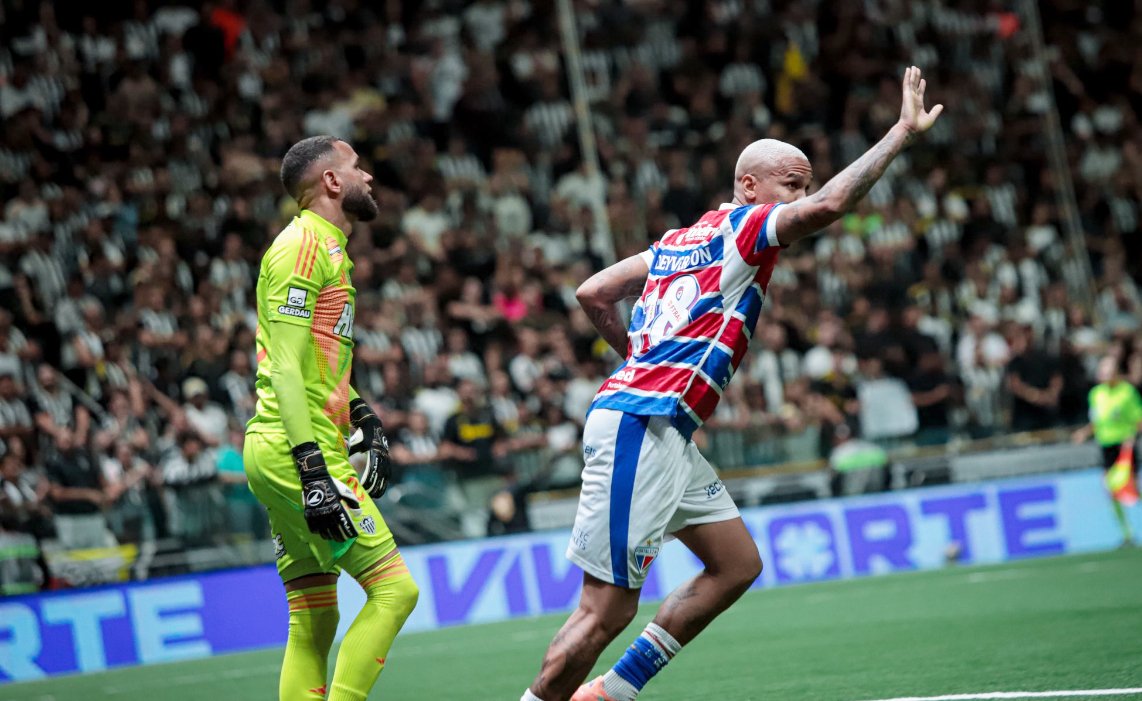 Deyverson comemora gol pelo Fortaleza contra o Atlético na Arena MRV (foto: Mateus Lotif/Fortaleza)