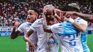 Deyverson comemora gol do Fortaleza com companheiros - Crédito: 