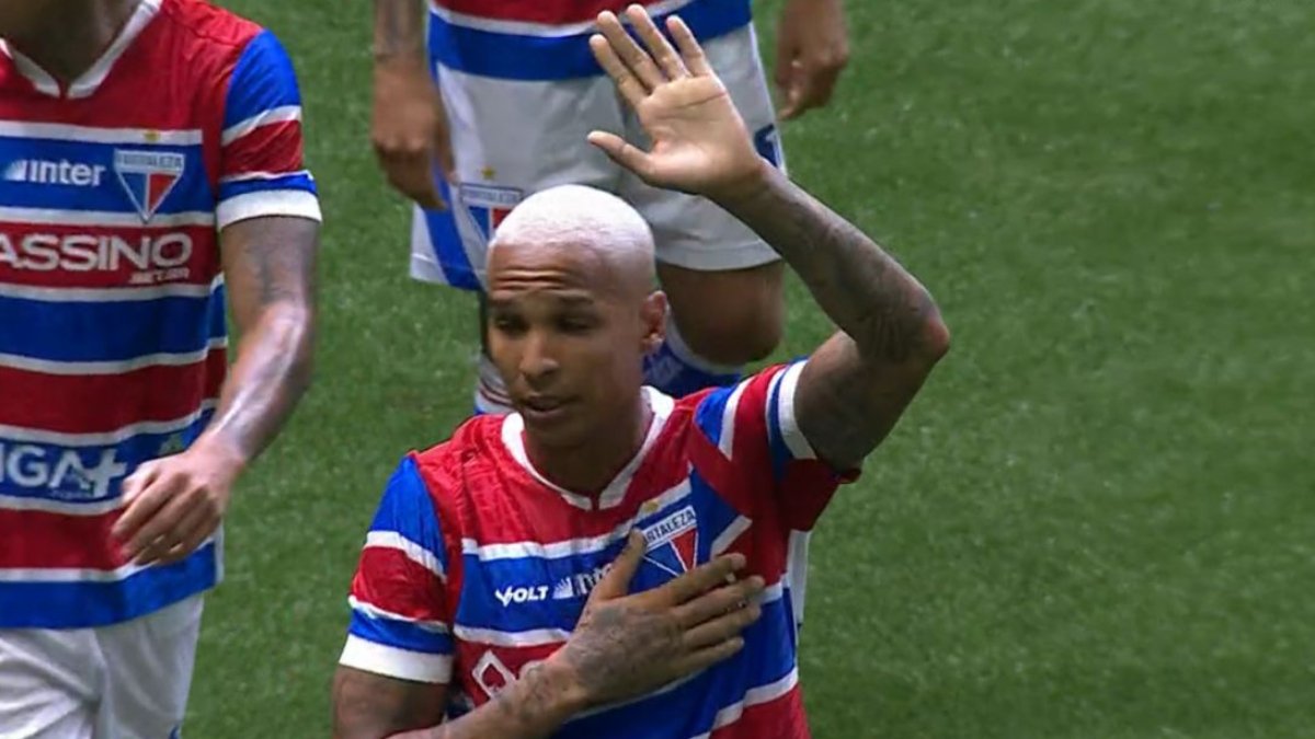 Deyverson comemora hat-trick em Atlético x Fortaleza (foto: Reprodução/Premiere)