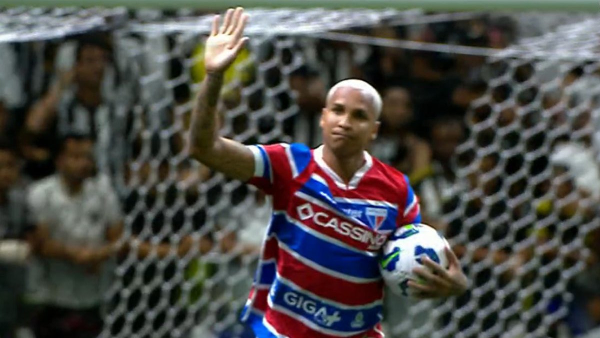 Deyverson comemora segundo gol pelo Fortaleza pedindo desculpas à torcida do Galo na Arena MRV - (foto: Reprodução/Premiere)