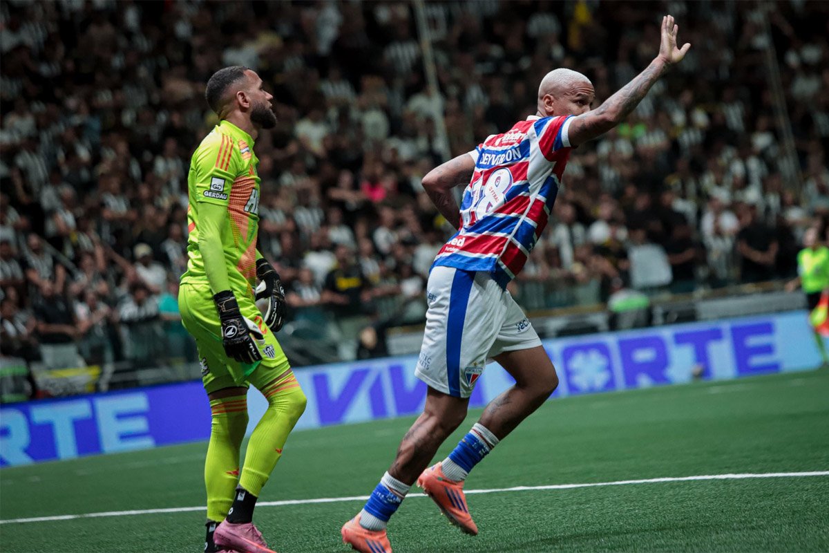 Deyverson, do Fortaleza, comemora gol contra o Atlético, do goleiro Everson (foto: Divulgação/Fortaleza)