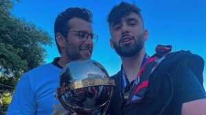 Alberto Valentim (à esquerda), técnico do América, ao lado do filho Diego Valentim (à direita) em comemoração de título do Athletico-PR em 2021 - Crédito: 