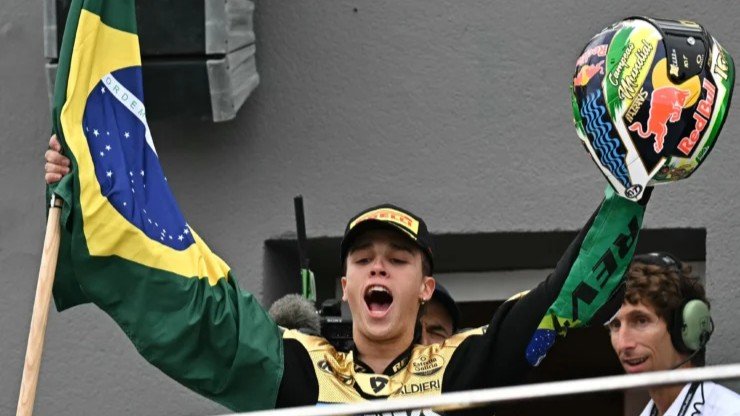 Diogo Moreira comemorando título da Moto2 (foto: Javier Soriano/AFP)