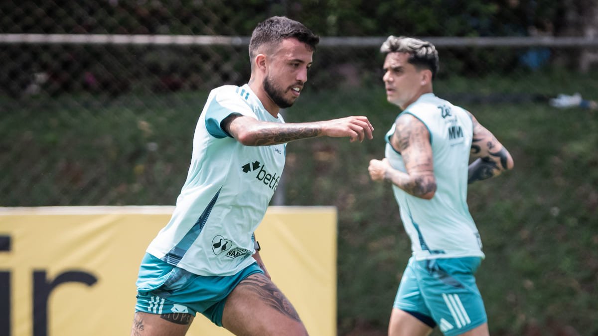 Matheus Henrique e Fagner, volante e lateral-direito, respectivamente, em treino do Cruzeiro na Toca da Raposa 2 (foto: Gustavo Aleixo/Cruzeiro)