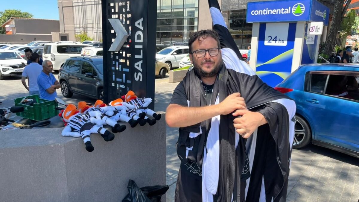 Por renda extra, torcedor do Atlético vende produtos em Assunção; saiba valores