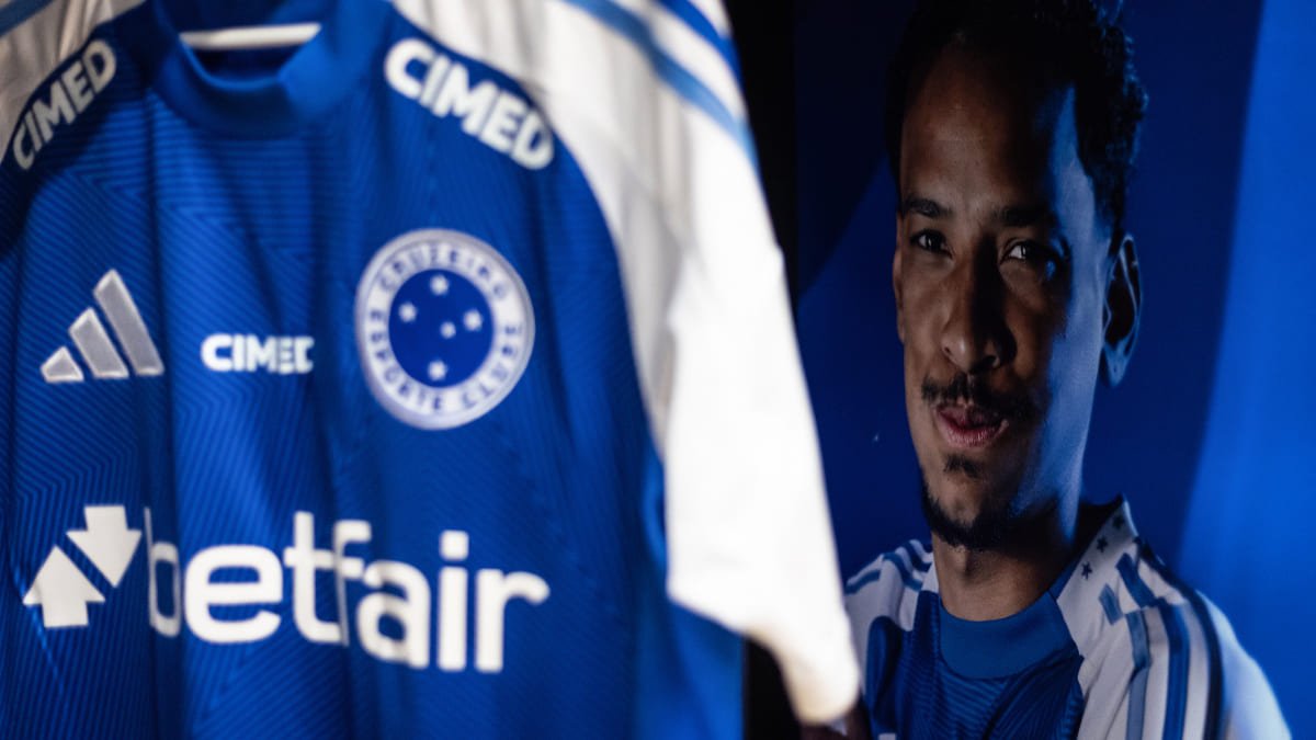 Camisa de Matheus Pereira, meio-campista do Cruzeiro, estendida no vestiário do Mineirão (foto: Gustavo Aleixo/Cruzeiro)