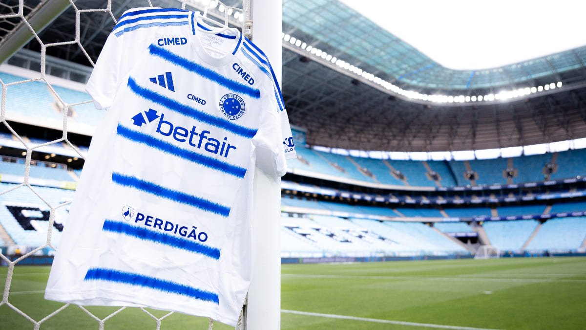 Camisa do Cruzeiro estendida em um dos gols da Arena do Grêmio (foto: Reprodução/Cruzeiro)