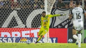 Everson em ação pelo Atlético contra o Red Bull Bragantino, no Brasileiro - Crédito: 