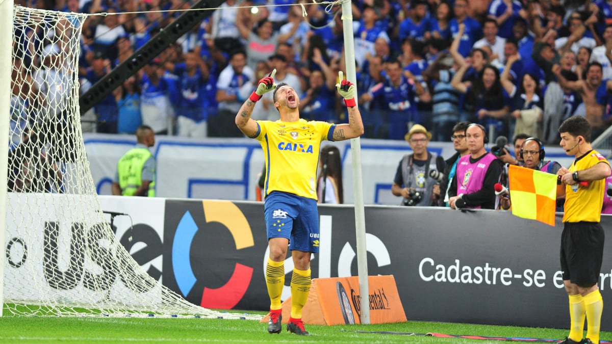 Goleiro Fábio em atuação pelo Cruzeiro no Mineirão (foto: Ramon Lisboa/EM/D.A Press)