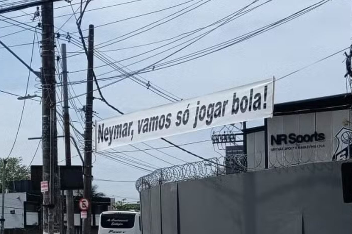 Faixa de torcedores do Santos em protesto contra Neymar - (foto: Reprodução)