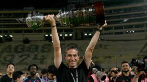 Filipe Luís, técnico do Flamengo, com a taça da Libertadores - Crédito: 