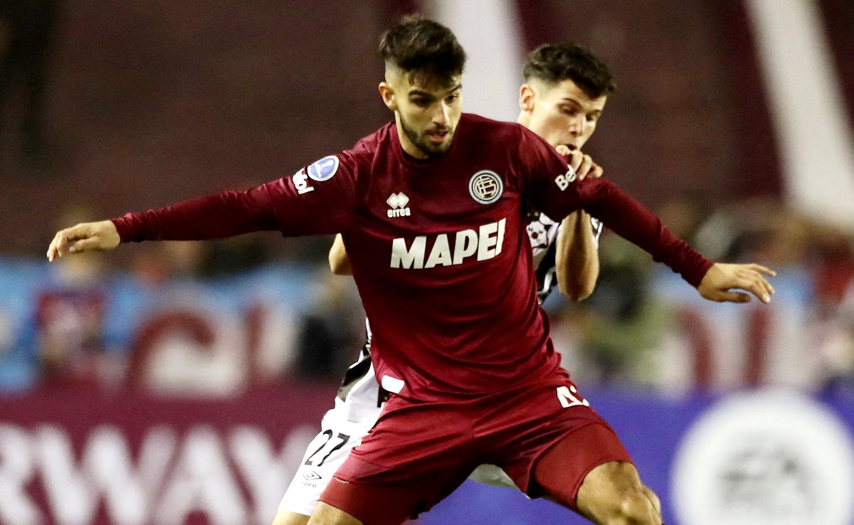 Flaco López nos tempos de Lanús, na Argentina; atacante do Palmeiras brilhou por rival do Atlético na Sul-Americana (foto: Alejandro Pagni/AFP)