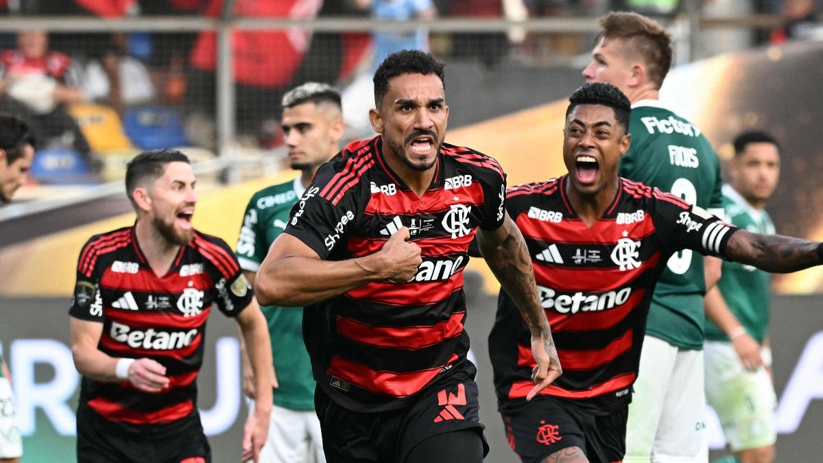 Danilo comemora o gol que deu o título da Libertadores de 2025 ao Flamengo (foto: LUIS ACOSTA/AFP - 29/11/2025)