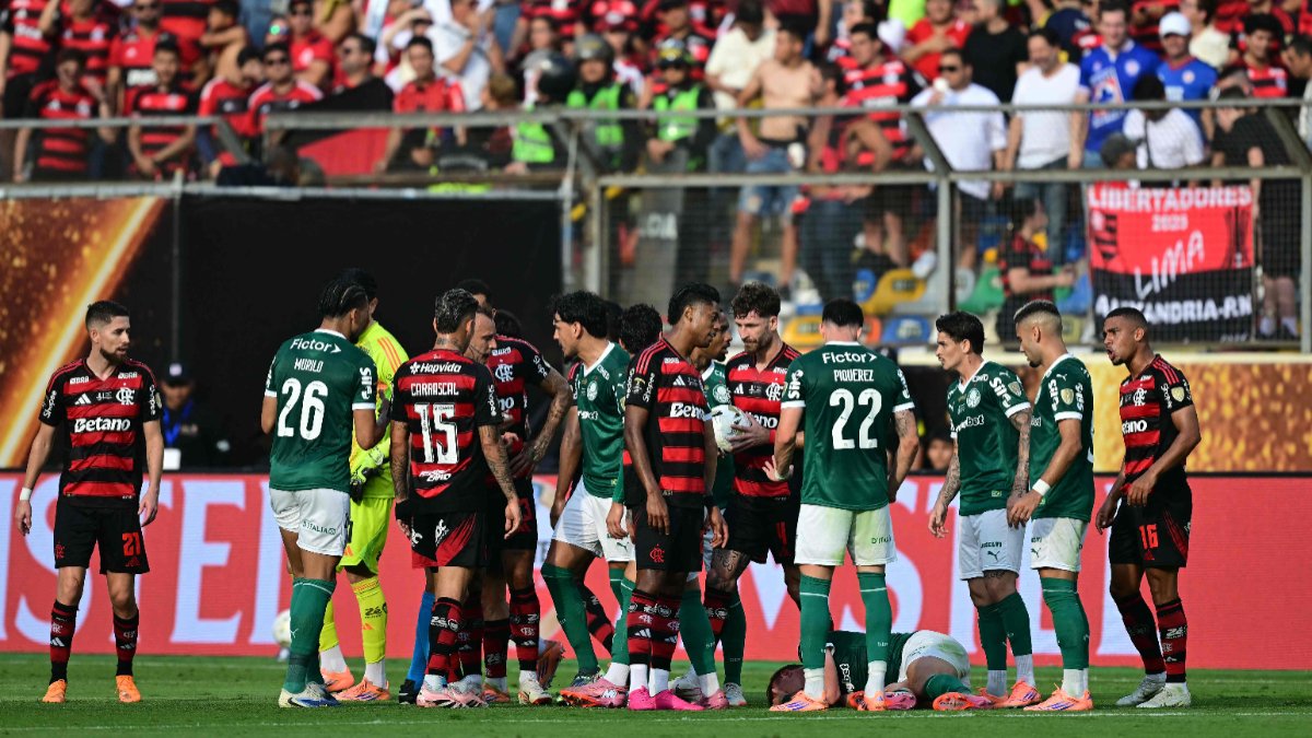 Lance de Palmeiras x Flamengo pela final da Libertadores de 2025 (foto: ERNESTO BENAVIDES/AFP - 29/11/2025)