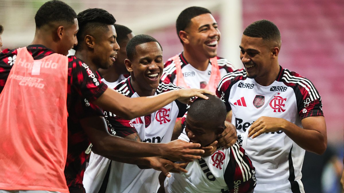 Douglas Telles é festejado por companheiros do Flamengo após gol (foto: Gilvan de Souza/Flamengo)