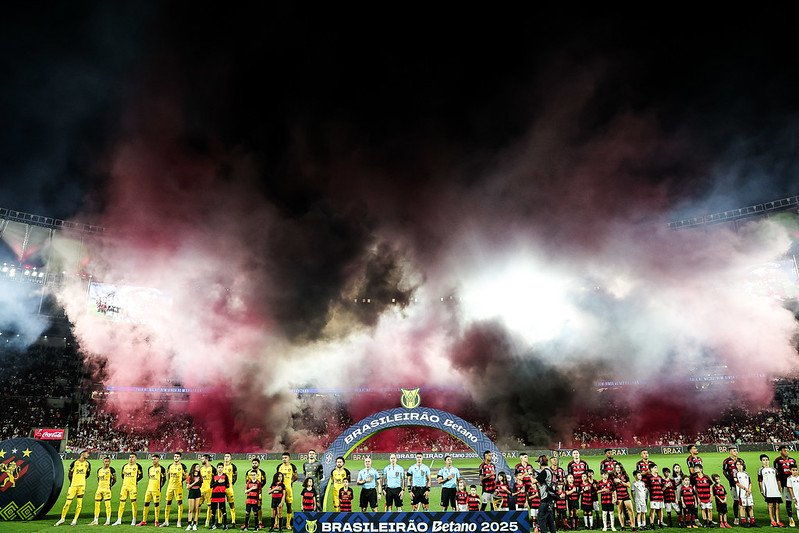 Jogadores de Flamengo e Sport perfilados (foto: Gilvan de Souza/Flamengo)