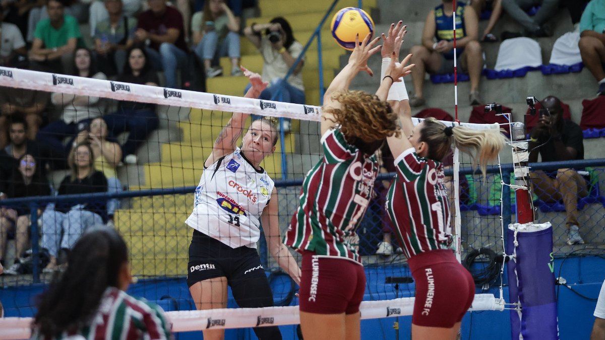 Fluminense e Praia Clube em ação na Superliga Feminina de Vôlei (foto: MARCELO GONÇALVES/FLUMINENSE)