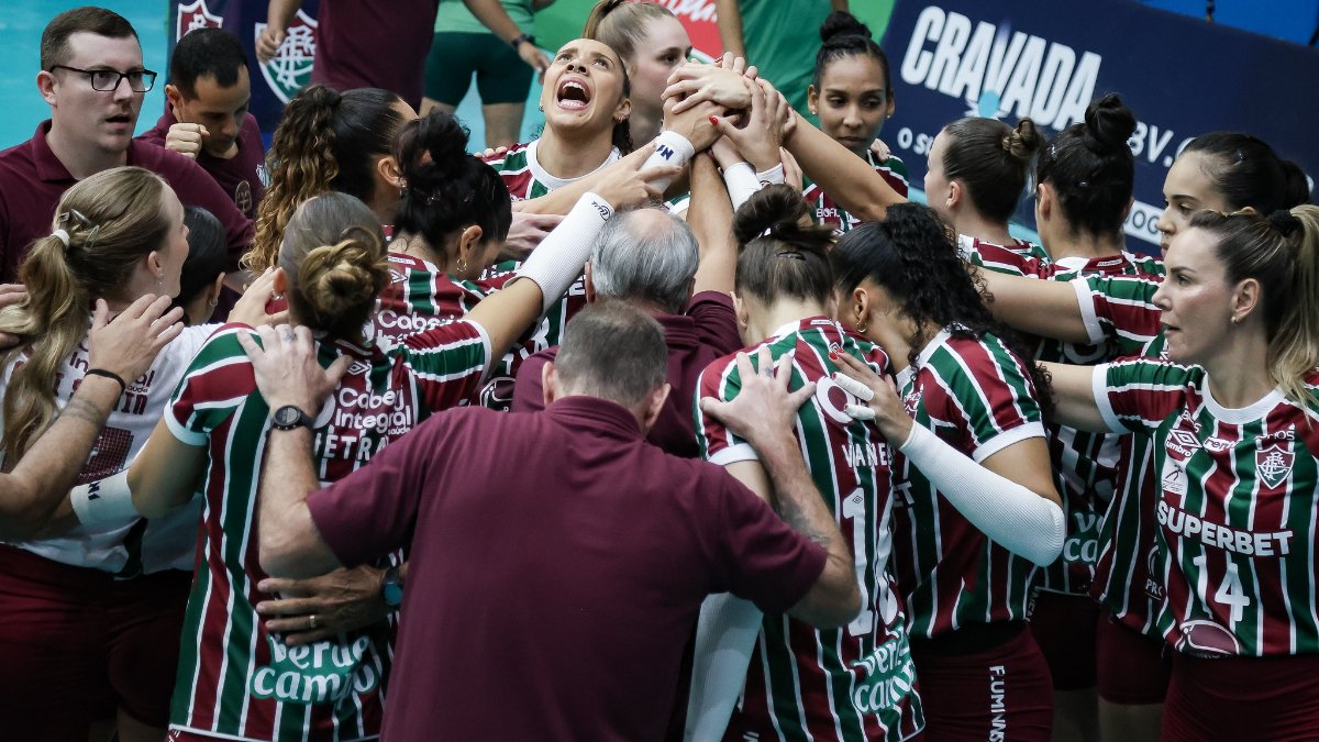 Fluminense reunido antes de jogo contra o Praia Clube na Superliga Feminina de Vôlei (foto: MARCELO GONÇALVES/FLUMINENSE)