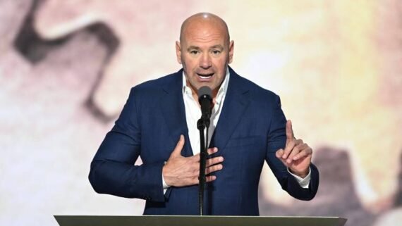 CEO do UFC, Dana White discursa durante convenção do Partido Republicano, em Milwaukee (foto: Andrew Caballero-Reynolds/AFP - 18/7/24)