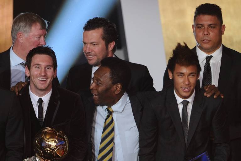 Pelé ao lado de Messi (à esq), Neymar (à dir.) e, atrás dele, Alex Ferguson, Lothar Matthaus e Ronaldo (foto: Franck Fife/AFP - 9/1/12)