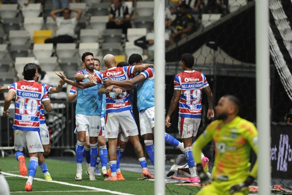 Jogadores do Fortaleza comemoram gol sobre o Atlético (foto: Alexandre Guzanshe/EM/D.A. Press)